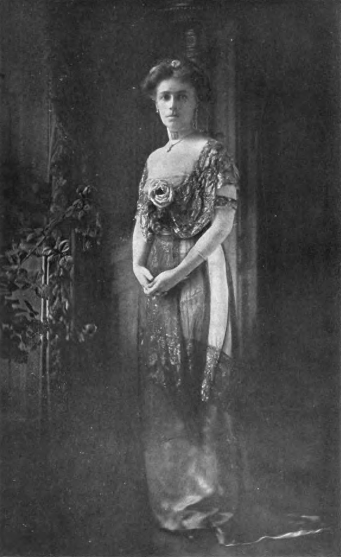 A photographic portait of Helen Herron Taft wearing a formal dress.